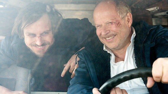 Klaus Borowski (Axel Milberg, re.) gewinnt das Vertrauen von Kai Korthals (Lars Eidinger, li.). © NDR Foto: Philip Peschlow