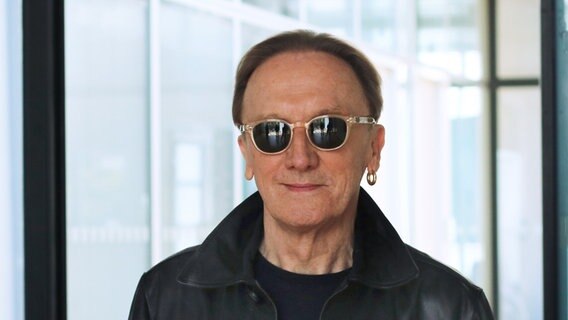 Marius Müller Westernhagen trägt eine Sonnenbrille. © NDR 90,3 Foto: Regina Kramer