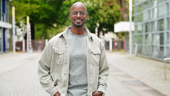 Yared Dibaba steht auf dem Weg vor dem Funkhaus. © NDR 90,3 Foto: Marco Peter