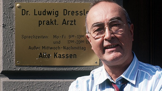 Ludwig Haas als Dr. Dressler 1988 in der "Lindenstraße". © picture-alliance / dpa Foto: Wöstmann