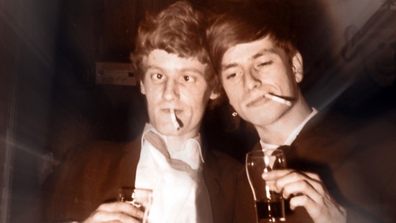 Roy Grant (l.) von The Kingpins am 02.11.1966 in Hamburg mit Star-Club-Mitarbeiter Salvatore Martens, besser bekannt als Pico. © Robert Günther Foto: Robert Günther