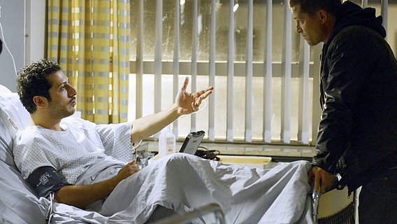Yalcin (Fahri Yardim) bietet Nick (Til Schweiger) Rückendeckung per Laptop im Krankenhaus an. © NDR/Marion von der Mehden 