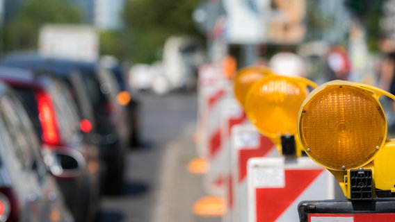 Warnleuchten auf einer Straße. © fotolia.com Foto: Rainer Fuhrmann