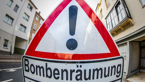 Warnschild mit der Aufschrift Bombenräumung © picture alliance / Friso Gentsch/dpa Foto: Friso Gentsch