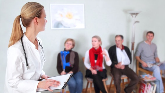Ärztin schaut in die Patientenrunde eines Wartezimmers. © RioPatuca Images/fotolia Foto: RioPatuca Images