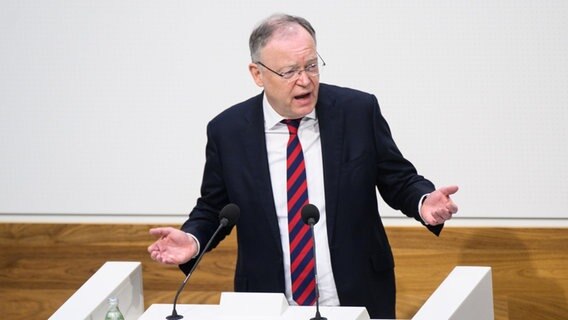Stephan Weil (SPD), Ministerpräsident von Niedersachsen, im niedersächsischen Landtag. © picture alliance/dpa Foto: Julian Stratenschulte