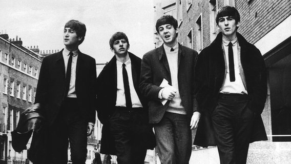 Die Beatles John Lennon, Ringo Starr, Paul McCartney und George Harrison (v. l. n. r.) 1963 in London. © picture-alliance / dpa /Ipol 
