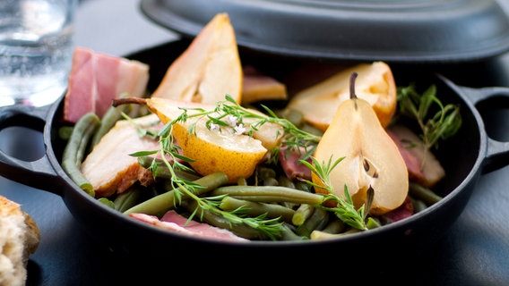 Birnen, Bohnen und Speck auf einem Teller serviert. © fotolia.com Foto: kitchenkiss