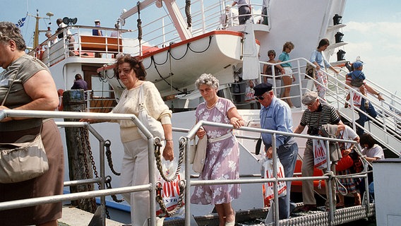Passagiere verlassen nach einer sogenannten Butterfahrt das Ausflugsschiff © dpa - Bildarchiv Foto: Meyer