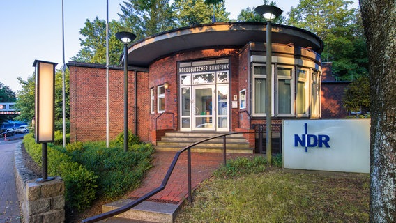 Das NDR-Studio in Flensburg von außen. © NDR/ Foto: Christian Spielmann