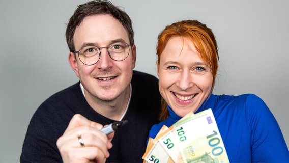 Horst Hoof und Mandy Schmidt stehen vor einem grauen Hintergrund und lächeln in die Kamera. © NDR Foto: Janis Röhlig