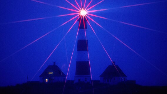 Der leuchtende Leuchtturm Westerhever auf Eiderstedt. © picture-alliance © Herbert Schwind/OKAPIA 