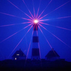 Der leuchtende Leuchtturm Westerhever auf Eiderstedt. © picture-alliance © Herbert Schwind/OKAPIA 