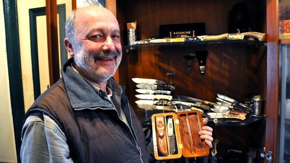 Der Franke Fritz Volkert aus Osterrade posiert mit seinen selbstgemachten Messern © NDR Foto: Peter Bartelt