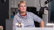 Britta Stender sitzt im Produktionsstudio des Landesfunkhaus Kiel. © NDR Foto: Dominik Dührsen