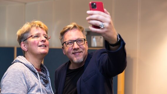 Britta Stender steht mit Jan-Malte Andresen im Produktionsstudio des Landesfunkhaus Kiel. © NDR Foto: Dominik Dührsen