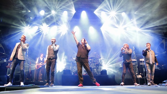 Die Prinzen performen auf der Bühne bei der NDR Sommertour in Itzehoe. © NDR Foto: Oke Jens