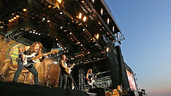 Das britische Heavy-Metal-Urgestein Iron Maiden live auf dem Wacken Open Air 2008 © dpa Bildfunk Foto: Friso Gentsch