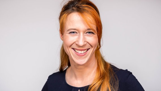 Ein Porträtfoto von NDR 1 Welle Nord Moderatorin Mandy Schmidt, die in die Kamera lächelt. © NDR Foto: Janis Röhlig