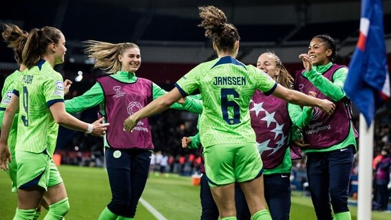 Jubel zum 0:1 durch Dominique Janssen (VfL Wolfsburg). © picture alliance / BEAUTIFUL SPORTS/Wunderl Foto: BEAUTIFUL SPORTS/Wunderl