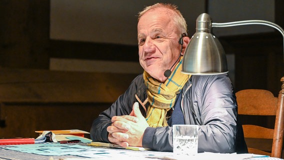 Hubertus Meyer-Burckhardt bei seiner Lesung für den "Kleinen Stern" in Cloppenburg. © NDR Foto: Oliver Hermes