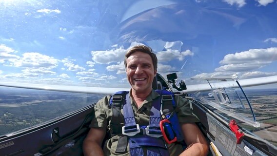 Arne Torben Voigts im Segelflugzeug in der Luft. © NDR 