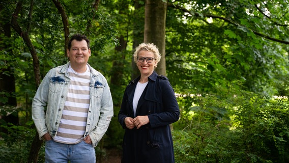 Julia Westlake und Philipp Schmid stehen im Wald. © NDR/ Katharina Neuhaus Foto: Katharina Neuhaus