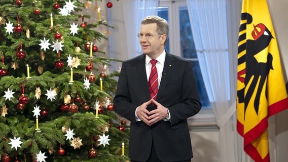 Bundespräsident Christian Wulff hält am 21.12.2010 im Schloss Bellevue in Berlin seine Weihnachtsanprache, die fürs Fernsehen aufgezeichnet wurde. © dpa/picture-alliance Foto: BPA/Steffen Kugler